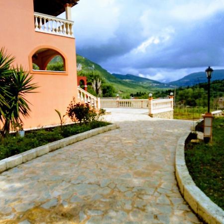 Villa Silvia Ágios Matthaíos Екстериор снимка